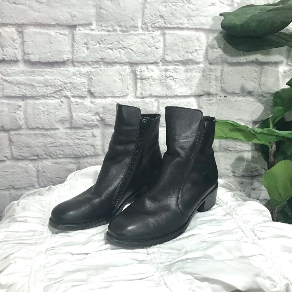 Munro American Bristol black leather bootie
